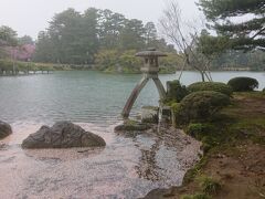 小雨の中、兼六園へ。日中はとにかく観光客が多くなるので、８時過ぎに訪問しました。開園は７時からなので、ゆっくりしたい方は早朝がお勧めです。10時に出るころには入り口は長蛇の列になっていました。