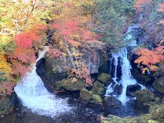 まずは竜頭の滝。混んでいるのはわかっているので早朝出発です。8時すぎに着くも駐車場は満車。やっぱりバスで来るのが正解です。