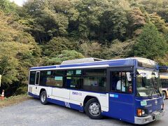 高尾駅から西東京バスに乗車。臨時便の増発がありました。約40分で陣馬山のふもとへ到着。