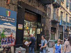 レストランは開いてなかったけど、テイクアウトはピザが食べれた。

Antica Pizzeria Di Matteo
Via dei Tribunali, 94, 80138 Napoli NA