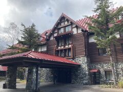 バス停「上高地帝国ホテル」で下車しました。ホテルエントランスまで、緩い下り坂を少し歩きます。
宿泊の予約は明日からですが、荷物を一部預かってもらう為に立ち寄ります。感じの良い応対に、宿泊への期待が高まりました。
