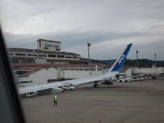 着きました、岡山空港。
飛行機が到着したときはまだ雨は降っていなかったみたいです。
岡山駅に向かうバスの時は雨が降っていました。