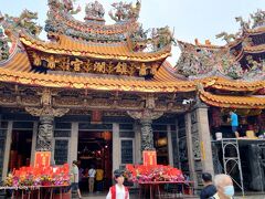 徒歩数分で、「大甲鎮瀾宮」に着きます。
1730 年創建の寺院で、荘厳な装飾が施されています。
中国の航海の女神「媽祖」が祀られているそうで、日本にも20カ所程度の「媽祖」を祀る神社仏閣がある様です。