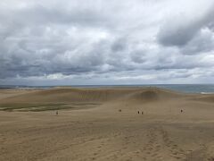 一面の砂、広い空、その先には荒々しい日本海。
雄大な景色に圧倒されました。
風も強く、より自然を感じられました。

ジオパークはとても面白いです。