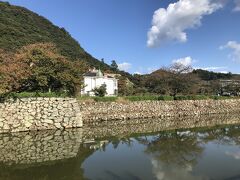 綺麗な山の紅葉を背に、鳥取城址の石垣と洋館が見えてきました。
こちら久松公園というそうです。お堀が長く周囲をぐるっと囲んでいます。