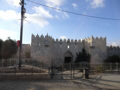 Damascus Gate（ダマスカス門）です。
ヘブライ語では「シェケム門」と言い、現在のナブルスに続く門です。
また、アラビア語では「バーブ・アル・アームード」と言い、柱の門を意味しています。

実はBC597年から始まったバビロン捕囚の際に、このすぐ側で次のような事がありました。
ゼデキヤ王は城外に脱出して逃亡しました。途中エリコ付近でバビロン兵に捕らえられ、ハマトのリブラ（オロンテス河畔のカデシの南方）に連行され、ネブカドネザル王の面前でその子どもたちは殺され、彼自身は眼をえぐられ、鎖につながれてバビロンへ連行されました。
（列王記下25・7、エレミヤ記52章・7～11節）。
この時エルサレム神殿の宝物はことごとくバビロンへ持ち去られてしまいました。このダマスカス門のすぐ東にソロモンの石切場と言われる大洞穴があり、別名「ゼデキヤの洞穴」とも言われ、ユダヤの伝承では、ここからゼデキヤ王が城外へ脱出したとされています。