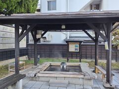 ２日目の朝は、少し出かける前に上山温泉街を歩いてみました。

前日、山形の平野部で７度とか８度で結構な雨。
標高の高い蔵王高原に行く予定があり、早い時間は雪の影響が凄いのかなと思って、微妙に出発時間を遅らせて、その分歩き回ってみました。
（といっても、９時に出ましたけどね）

こちらは、新湯の足湯です。新湯通りの一角にあり、新湯の観光駐車場の近くです。