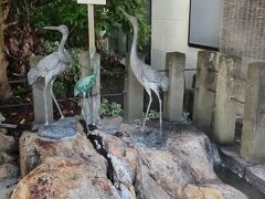 武家屋敷を抜けて湯町に出て、「鶴の休石」。

旅の僧・月秀が、鶴がお湯に脛を浸けているのを見て温泉を発見したのが温泉の起こり。今でもこの鶴の休石の位置には源泉が湧いています。