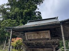 1211年に北条政子が源頼朝の菩提を弔うために創建した禅定院を起源とする
開山供養には政子が帰依した臨済宗開祖の栄西が招かれたという
女人禁制の高野山で政子さんはここまで来れたのでしょうか？