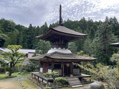 源頼朝と実朝を供養するため1223年に北条政子により建立された多宝塔
高野山最古の木造多宝塔である