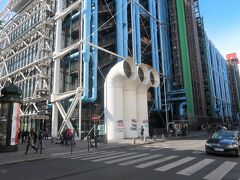 両肩に掛けた買い物袋が、ややずっりしとしてきた頃、ようやくポンピドー・センター：Centre George Pompidou、まで到達。ここは、いつ見てもユニークなデザインだなと、私はモダン建築肯定派。メトロに乗って、ホテルにいったん荷物を置きに帰ることにした。