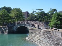不老橋は、片男波松原にあった東照宮御旅所の移築に際して紀州藩10代藩主であった徳川治宝の命により、架けられたアーチ型の石橋です。