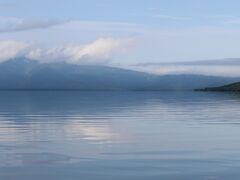 てしかがfreetrekkers！のカヌー体験。屈斜路湖の湖面を行く。
風がほとんど吹いていなくて、湖面が光っている。