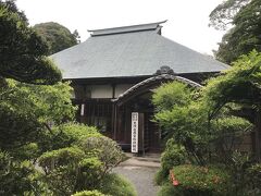 吐月峰柴屋寺。
京都銀閣寺の庭園をまねて自然を取り入れた庭は、国の名勝。竹林から登る月の風景は有名。

参拝料：300円