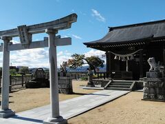 紅葉山に隣接して福島藩主の板倉氏が御祭神の板倉神社で横を流れる川は阿武隈川です福島県から宮城県へ、そして太平洋に流れる239キロの大河です