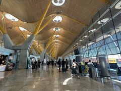 ベネチアからマドリード、バラハス空港に到着。
ターミナルは綺麗でした。