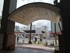 貨客船「だいとう」で一晩明かし、無事、那覇泊港到着。北大東島から帰ってきました。
那覇市街中心部には出ず、このまま目的地に移動します。行く先はコザ(沖縄市)。
実は宿の予約がまだなんです。目当ての宿に電話をかけると満室だと…。そりゃそうです。当日なんてまず空いてるわけがない。しかーし、しばらくして「一応あるにはあるんですが…」と。「どんな部屋でも構いませんので…」と言うと「お待ちしています」と。ラッキー！予約取れちゃったーと喜んだのですが、実は訳ありの部屋でして…
そうと決まれば早速向かいます。泊港旅客ターミナルの真ん前のバス停「泊高橋」から行けるみたい。助かるなぁ。