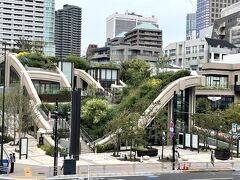 東京・麻布台『麻布台ヒルズ』

「ガーデンプラザ A」の写真。

まるでスペインのアントニ・ガウディが造った建築物のよう。。