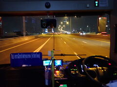 21時05分の寝台列車でウボンラチャタニに行くため、フアランポーンから1930のシャトルバスに乗車。
バスを待つ間タクシーのおじさんが、乗れ200バーツで自転車も積んで行ってやるぞと言ってきたが、いやいやいや、シャトルバスはタダだから、と返したらコリャ参ったなって感じで笑いになった。良いおじさんだった。
（後日追記）
フアランポーンからクルンテープアピワット行きの無料シャトルバスはなくなったようです。
もともと期間限定サービスだったのかも？