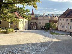 前方の赤い門をくぐって
チェスキー・クロムロフ城の中に入っていきます。