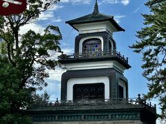ホテルからほど近い『尾山神社』
神門にギヤマンが施されています。
とても珍しいですね。
