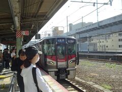 起点はこの駅ですが列車は広島駅から、時には呉線方面から直通している模様です、新しいレッドウィングが入線してきました