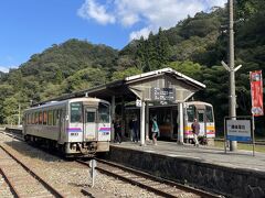 ホームには岡山県新見からの列車も到着しました