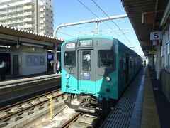 加古川駅から谷川駅までの４８．５kmの単線電化の路線です
０９：２０発、西脇市行きは１０３系の電車が走ります