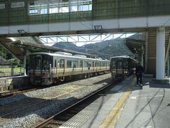 谷川駅からは福知山線に乗り換えます、尼崎駅から福知山駅まで１０６．５ｋｍの路線、１０：４９発、福知山行きが来ました