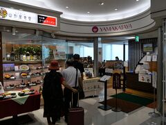 昼食の場所に選んだのは鹿児島の老舗百貨店「山形屋（やまかたや）」が運営する「エアポート山形屋食堂」です。

「山形屋」のレストラン「山形屋ファミリーレストラン」で提供する名物料理「山形屋焼きそば」を空港で食べることができます。

