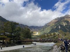 河童橋周辺は、お祭りのような賑わいです。登山の人、おしゃれな観光客、外国からの家族連れ。平日とは思えないくらいに人で溢れています。


賑やかな河童橋を後に、徳沢に向けて歩き始めました。
まずは、明神を目指します。

河童橋から明神までは、二つのルートがあります。
変化に富んだ景色を楽しめる右岸と、アップダウンが少なく距離も短い左岸です。
きょうは左岸をいきます。