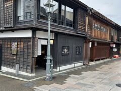 にし茶屋街まで歩いて5分と書いてあったので行ってみました。
こじんまりとした茶屋街でした。
時間が早かったのでまだ開いていないお店もありました。
甘納豆かわむらさんです。
ここでたくさん買い物をしてしまいました。
2階にはカフェもあったようです。