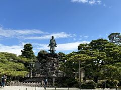 随身坂口から兼六園に入りました。
前日桂坂口を覗いた時にはチケットを買う人の行列が出来ていたけどこちらは空いていてすんなり入ることが出来ました。