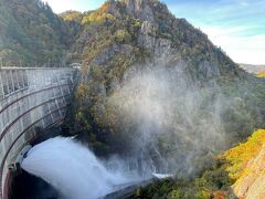迫力ある豊平峡ダムの観光放水。
