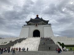 MRTで移動
中正紀念堂へやってきました。
台湾にきて、観光1コ目。
この日は、こちらの前の広場でイベントが開催されてました。