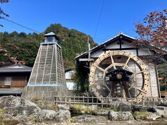 ④赤岩集落

また30分ほどドライブし、赤岩集落へ。
古い時代の面影が残っているとのこと。
確かにそうですし、観光用に保存してあるというよりは、今も生活に利用されている？ような雰囲気でした。