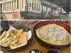 湖畔のおそば屋さん｢甲子亭｣で昼食とします。
もりそばは、人数分まとめてサーブされます。榛名山をイメージした盛り方になっているようです。
榛名湖で獲れる、名物のワカサギの天ぷらもいただきます。
どちらもおいしい！