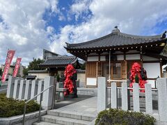 近くを通るたび気になっていた東覚寺の『赤紙仁王』

仁王様の全身に赤い紙を貼り付けて、病気の身代わりを祈願するのが慣わしだそう。