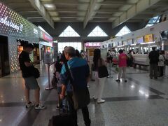 高雄国際空港：タイガーエアーの搭乗カウンター

【妻と帰国 2023/09/13】

妻と帰国します。妻は、1月に家族全員で来たので、今年は2回目です。
タイガーエアーの搭乗カウンターは台湾人観光客でいっぱい、機内も満席でした。
入国審査時の事です。審査官と妻がもめていました。先に出た私は、妻の所に行くと審査官がすごい顔をして、手を大きく振って出て行けというのだろうか？私は思わず「すいません」と言って出ました。？　なんで謝らなきゃいけないの！　口で言えばいいのに　4，5年前だったら、間髪入れずにしていたのに。憮然として、立っていると、上司と思われる審査官から妻と共々、別室呼ばれ、説明を受けました。
再入国から一年以内に帰国できなかったので、妻のビザは失効され、観光ビザで入国しました。
居留カードには穴をあけられました。
武漢肺炎で帰国できなかったことの申し開きは、住居近くの入局管理局と交渉になります。