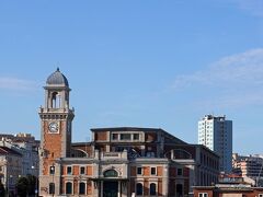 「トリエステ市立水族館｛Acquario Marino della Città di Trieste）」が見えました。前回来たときは4泊して時間を持て余すこともあり、ここへ来た覚えがあります。当時の日本の水族館に比べたらレベルの低いものでしたが、手作り感が何とも言えなかった思い出があります。現在は改修工事中で閉館しています。