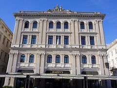 1873年に建てられた「グランドホテル ドゥキ・ダオスタ（Grand Hotel Duchi d'Aosta）」は1300年に厩舎付きのプライベートホテルであるホスピティウム・マグナムから始まり、その後オステリア・デル・ダツィオ、ロカンダ・グランデとなり、そして最後に現在のグランドホテル ドゥキ・ダオスタとなります。