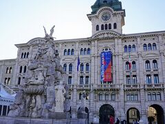 「イタリア統一広場」は元々サンピエトロ広場と呼ばれていましたが、一般的には単にグランデ広場と呼ばれていました。トリエステがイタリアに併合された後の1918年に「イタリア統一広場（Piazza Unità d'Italia）」の名前が付けられました。