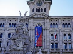 「トリエステ市庁舎（Comune di Trieste）」は1875年にトリエステの建築家ジュゼッペ・ブルーニが新しい宮殿の設計により進められました。費用を抑えることに加えて1871年に取り壊されたパラッツォ・デル・マジストラートの形と建築的特徴を取り上げたため、地域の外観を大きく変えることは出来なかったようです。