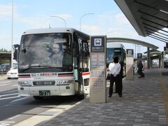 「出雲空港連絡バス」を利用し出雲市駅へ向かいます。松江駅にも運行しているようです。