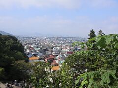 飯盛山から市街地を臨めます。場所によっては鶴ヶ城が見えます