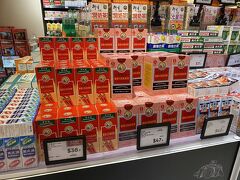 今日もアイスクェアモール地下のスーパーでドリンク購入。
香港台湾へ来ると必ず買う、娘用の喉シロップ。リキッドのを一箱。

入ってすぐのデリコーナーで、ワカメとキュウリのサラダ発見！
普段なら香港で和風サラダなんて買わないのに、この時は迷わずカゴへ！
目と口がさっぱりした物をとても欲しがったのでした。
付いてたドレッシングもゴマ醤油で美味しくて、ホテルに戻り
一気に食べてしまいました。。。大き目カットスイカも一緒に。