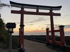 青島神社の鳥居まで来ると日の出が近い