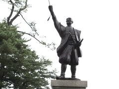 県道37号線をお城方向に歩きここは大手門跡、武将「堀尾吉晴公の像」が建っていました。