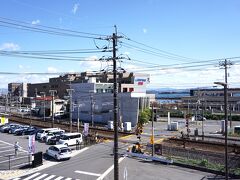 昼まえに宮島競艇場に到着～！
時間かかった(´；ω；`)ｳｩｩ

駐車場は線路を渡ったところにあります。