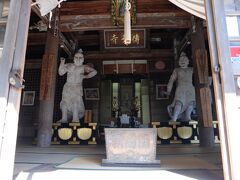 九体の仏像が安置されている建物の横には、旧本堂があります。
長い間、ここに仏像は安置されていたそうで、江戸時代の建物です。